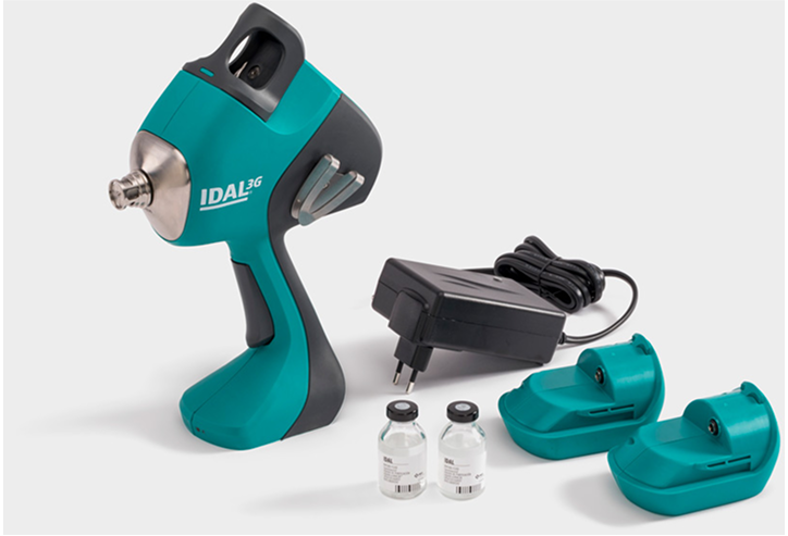 IDAL-apparaat met accessoires: oplader, batterijen en vaccinflesjes.
